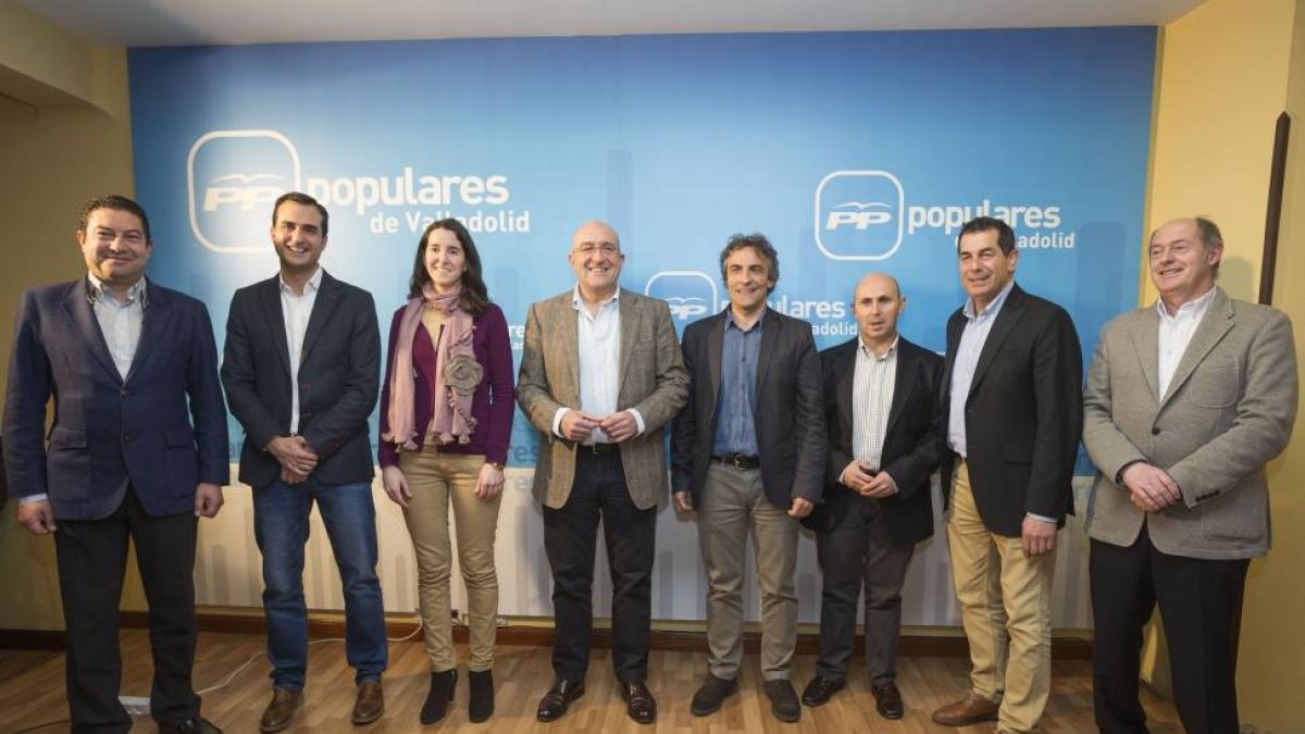 Los candidatos de Viana de Cega, Alberto Collantes; Renedo, Luis Fernández Carbajo; Mojados, Irene Núñez; el secretario provincial del PP, Jesús Julio Carnero; de Boecillo, Santiago Hidalgo; Villanubla, José Luis Barrero; Cabezón, Víctor Manuel Coloma y e-El Mundo