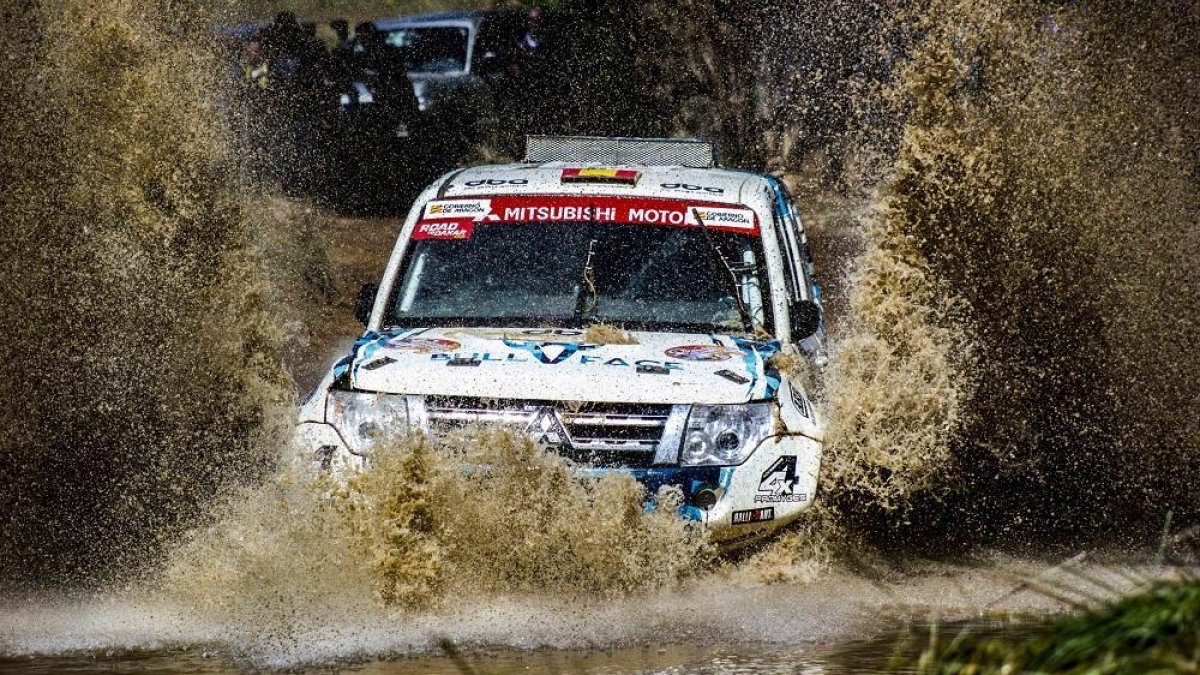 Roberto Carranza y Juan Carlos Fernández, en una prueba del Campeonato de España de Rallyes todo terreno.-E.M.