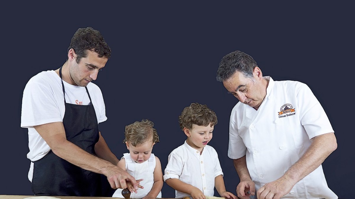 César Salazar (i) con sus hijos en el centro de la imagen y su padre, José María Salazar (d). / LA POSADA