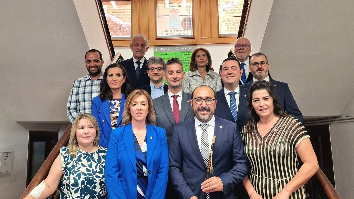 Miguel Ángel Oliveira junto al resto de la corporación municipal de Tordesillas. E.M.