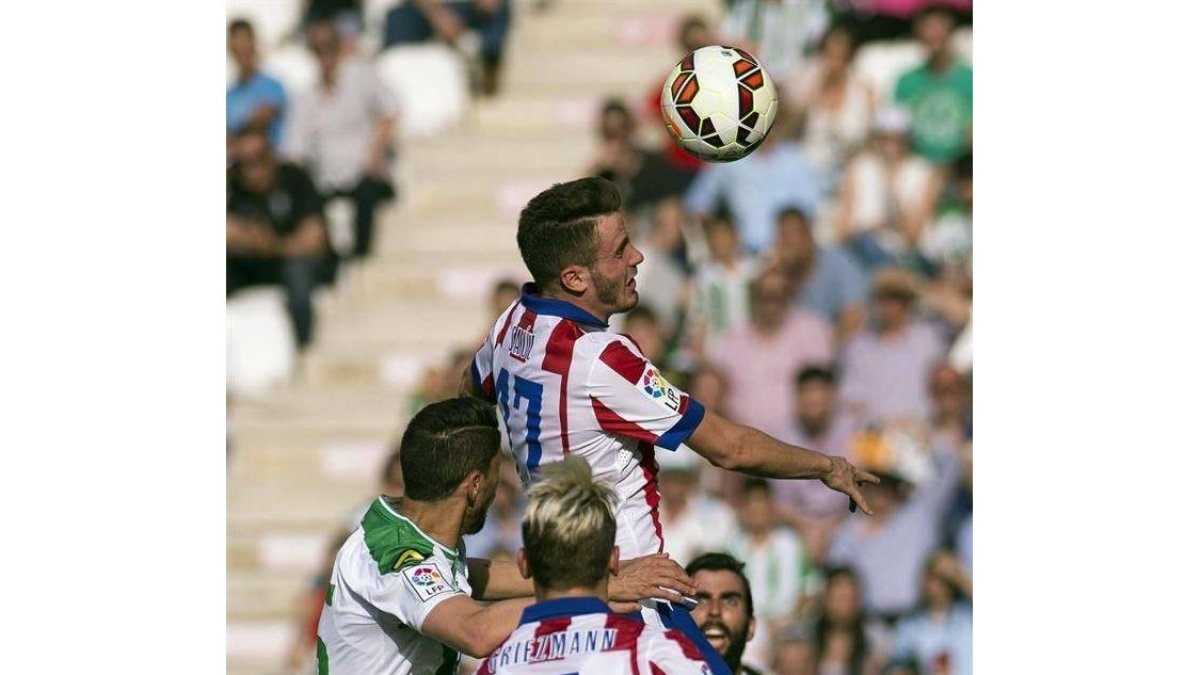 aúl Ñiguez realiza un remate de cabeza.-EFE