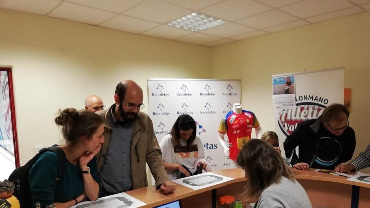 Un momento ayer de la venta de entradas en las oficinas del BM Atlético Valladolid en Huerta del Rey.-EM