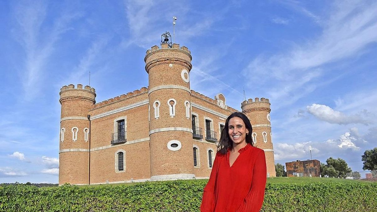 Carolina Inaranja, frente al castillo en el que se encuentran las instalaciones de Monte la Reina.-