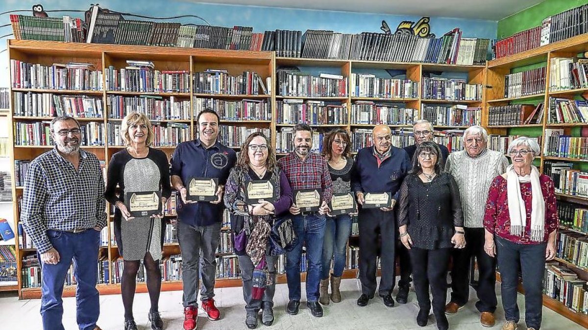 A la izquierda el principal responsable de la biblioteca, José Javier Sánchez, con colaboradores.-M.Á. SANTOS (PHOTOGENIC)