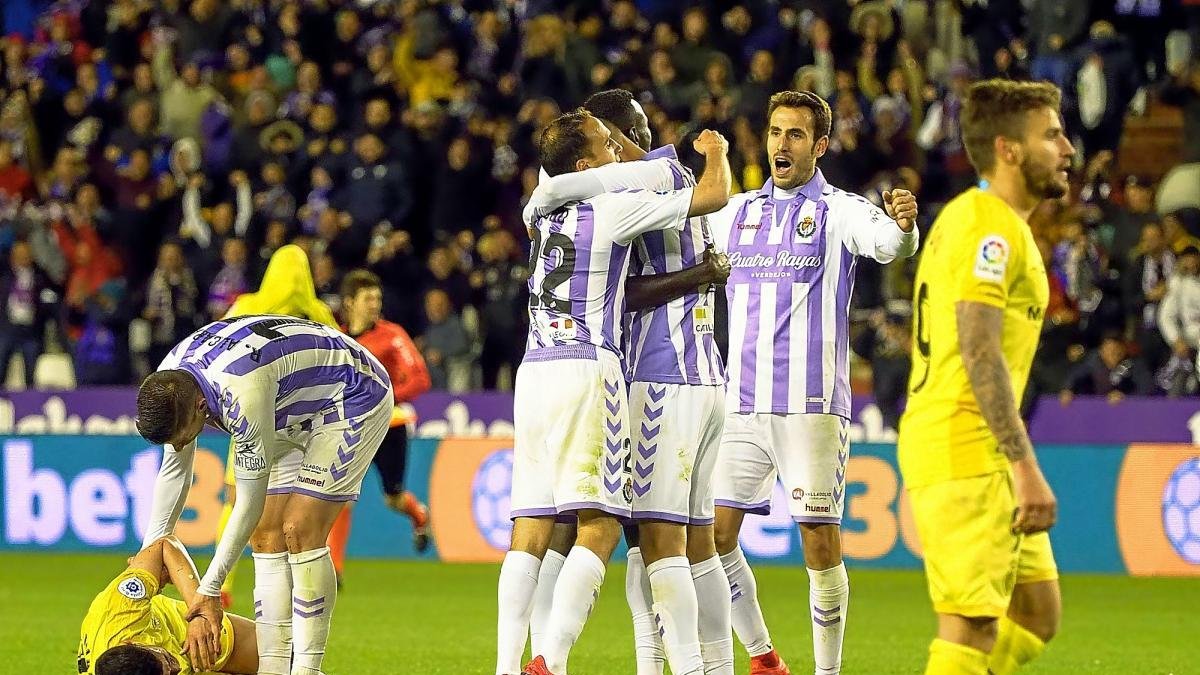 Los jugadores del Real Valladolid celebran el gol de Míchel al Girona en el partido disputado en Zorrilla.-PABLO REQUEJO
