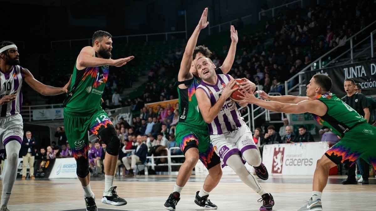 Devin Schmidt es frenado en falta por un jugador del Cáceres. / LOF