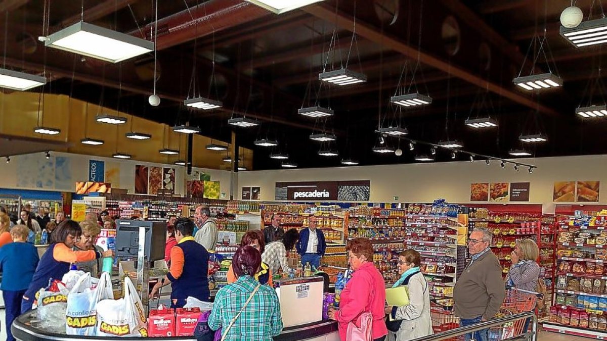 Interior del supermercado Gadis en su primer día de apertura.-E. M.