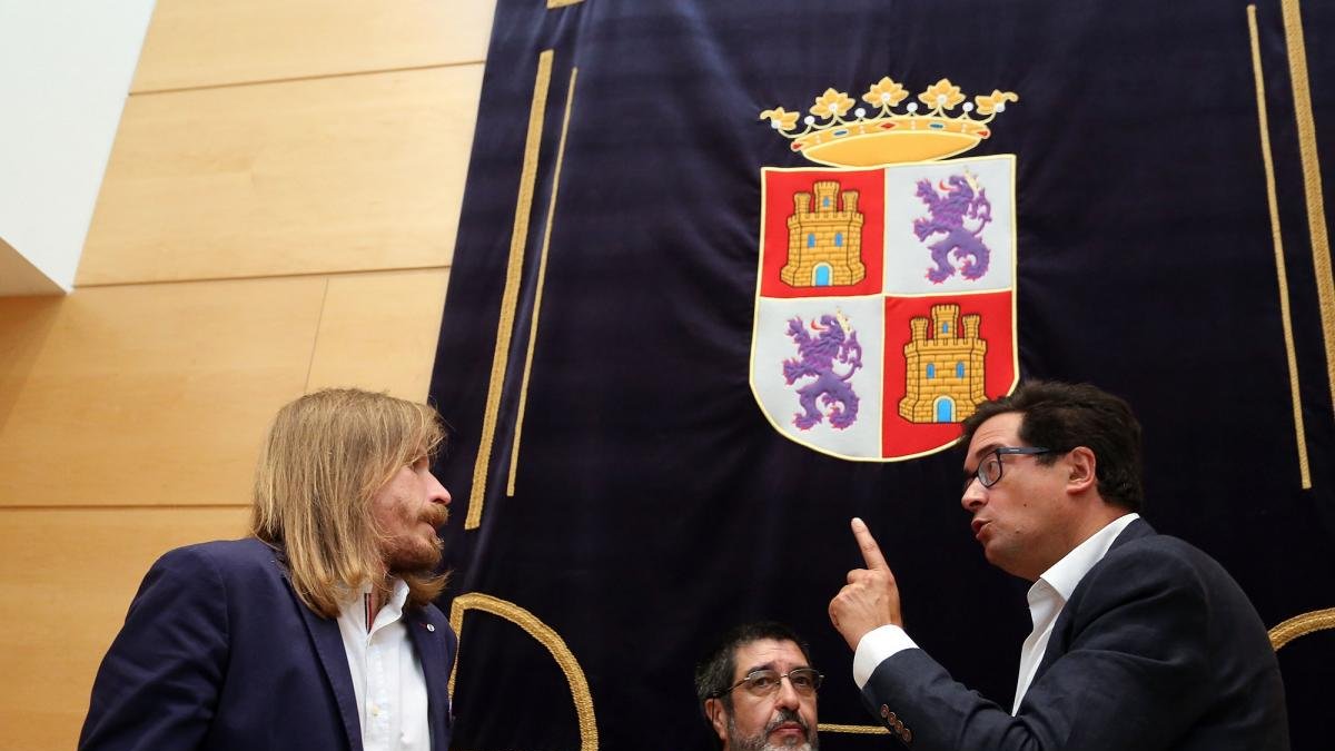 El exsecretario general del PSOE de Castilla y León Óscar López, conversa con el portavoz del Grupo Parlamentario de Podemos, Pablo Fernández, tras comparecer en la Comisión de Investigación de las Cajas de Ahorro.-RUBÉN CACHO / ICAL