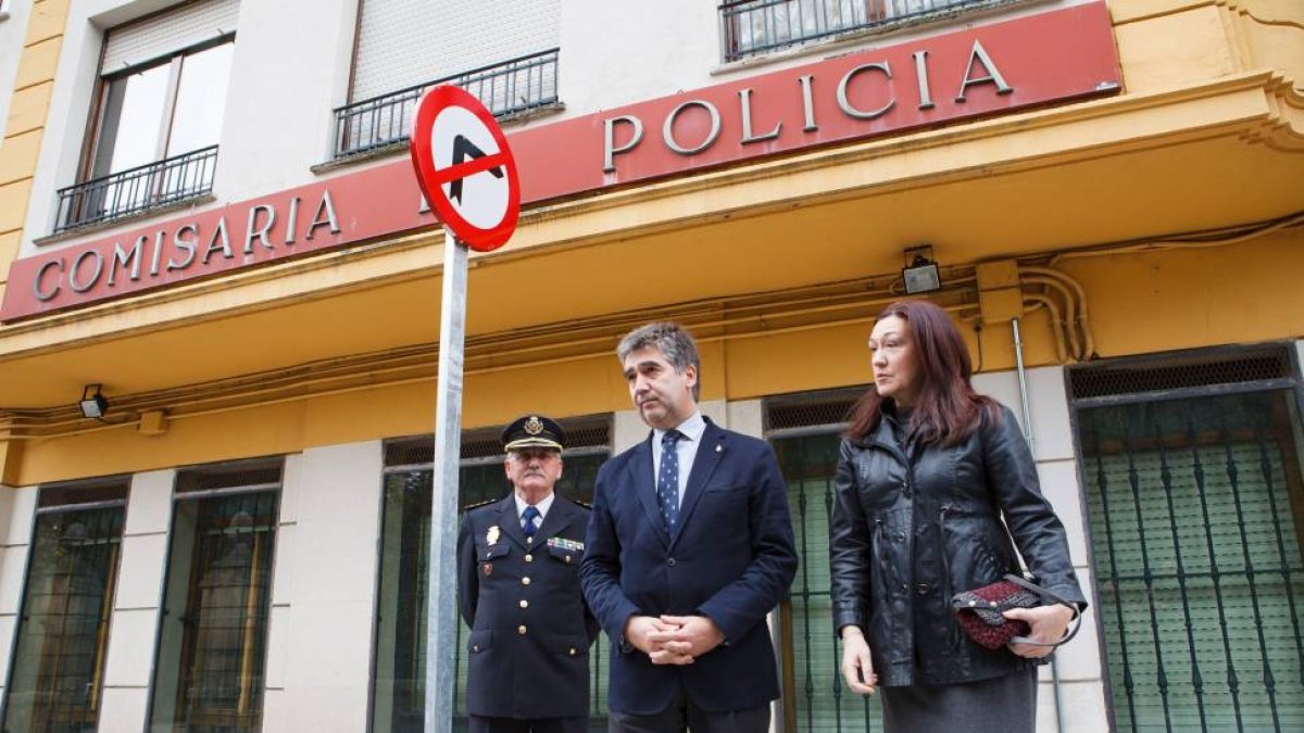 El director de la Policía, Ignacio Cosidó, visita la Comisaría de la Policía Nacional en Soria acompañado por la subdelegada del Gobierno en Soria, María José Heredia, y el comisario de la Policí­a Nacional, Juan José Fernández-Ical
