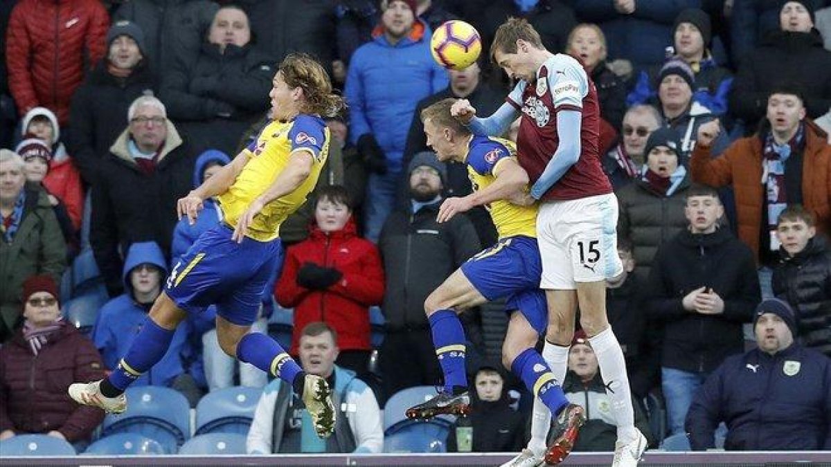 Peter Crouch, en la imagen rematando de cabeza.-MARTIN RICKETT (AP)