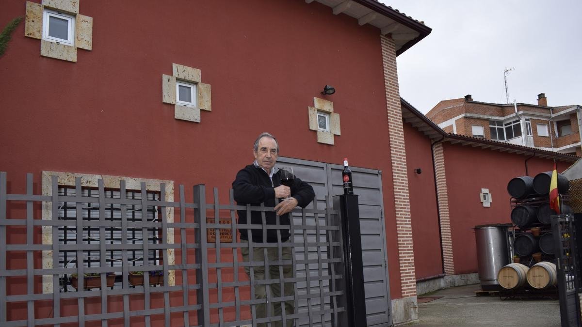 Vicente Lorente, en el exterior de su bodega de Esguevillas de Esgueva.-ARGICOMUNICACIÓN