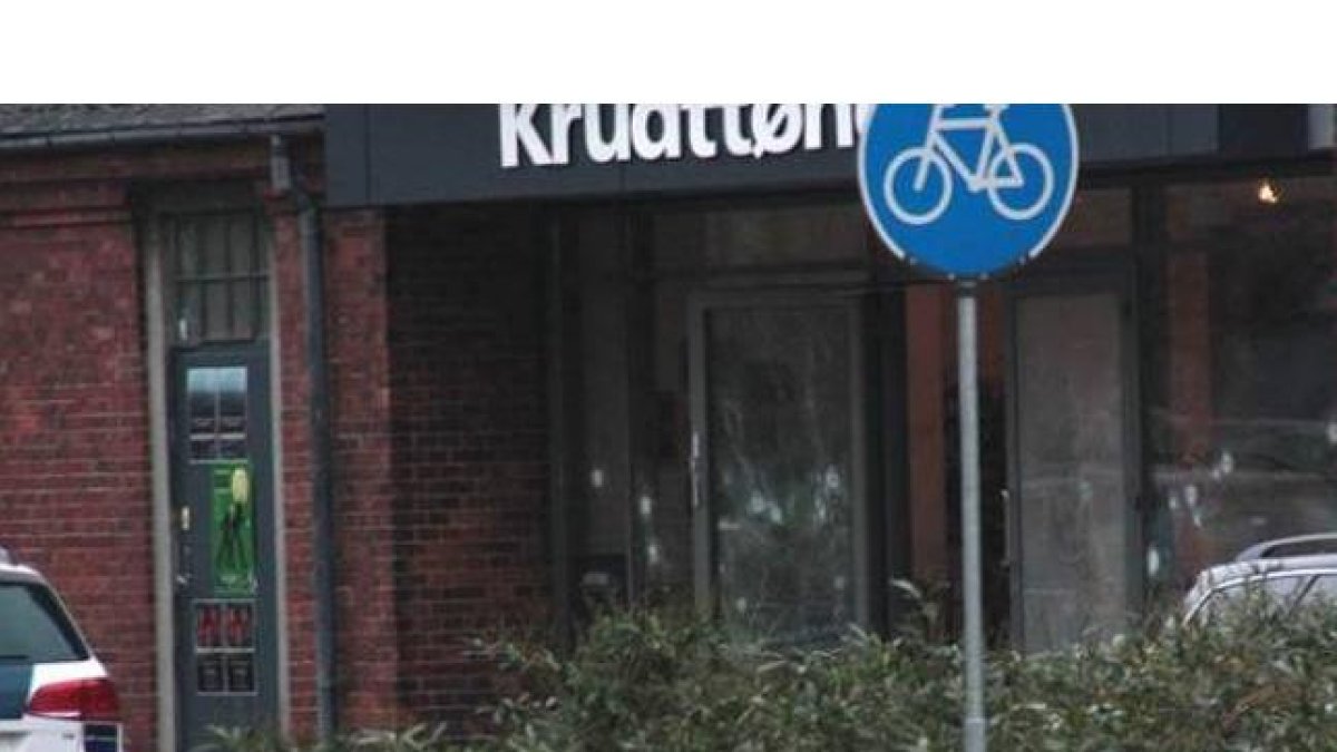Impactos de bala en el café Krudttoenden, en Copenhague, donde se ha producido el atentado.-Foto:   @MagnusBjerg / TWITTER / MAGNUSBJERG