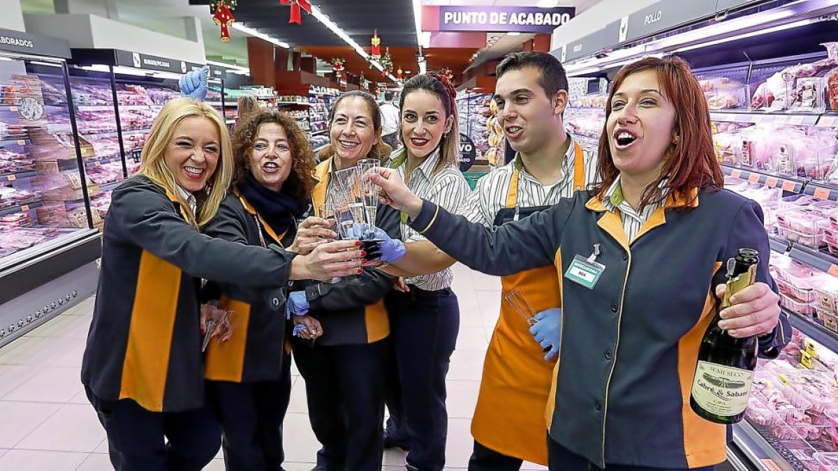 Trabajadores del Mercadona de Laguna de Duero festejan la lluvia de millones del quinto.-J. M. LOSTAU
