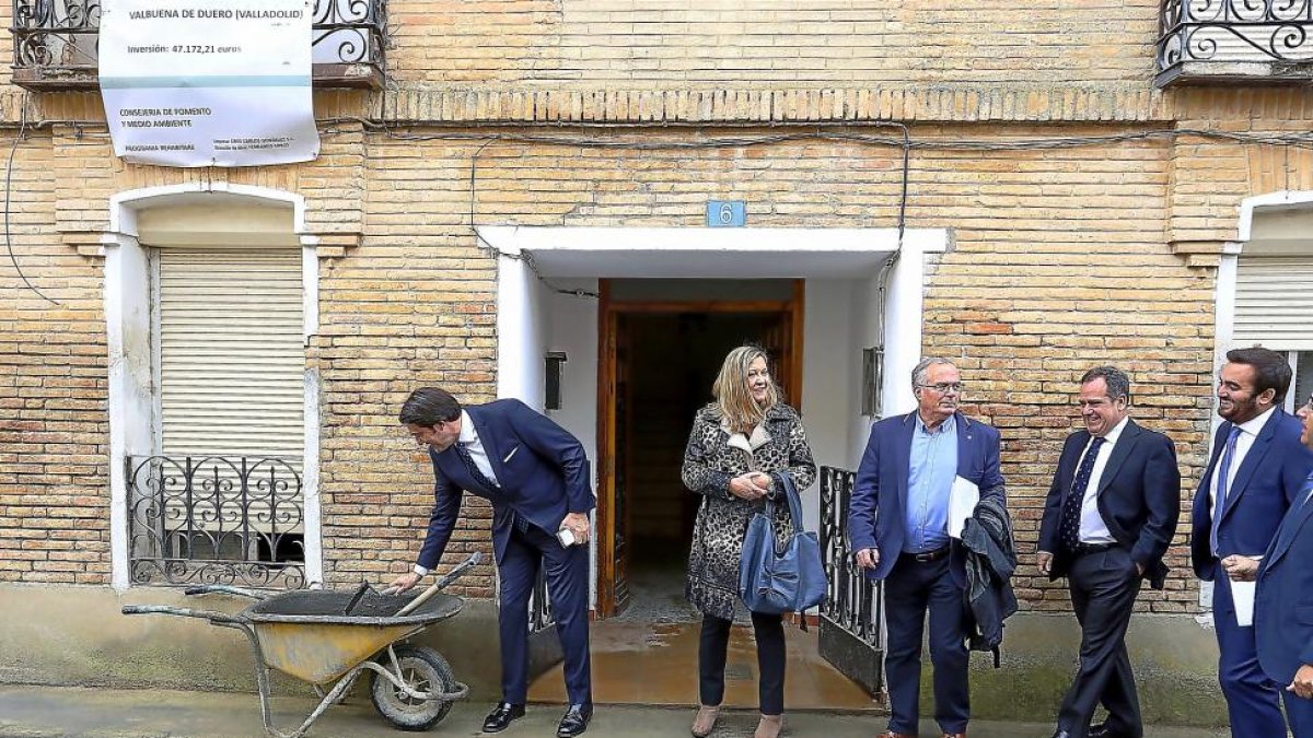 Los consejeros de Fomento y de Economía con el alcalde de Valbuena de Duero al inicio de la rehabilitación de la vivienda.-ICAL