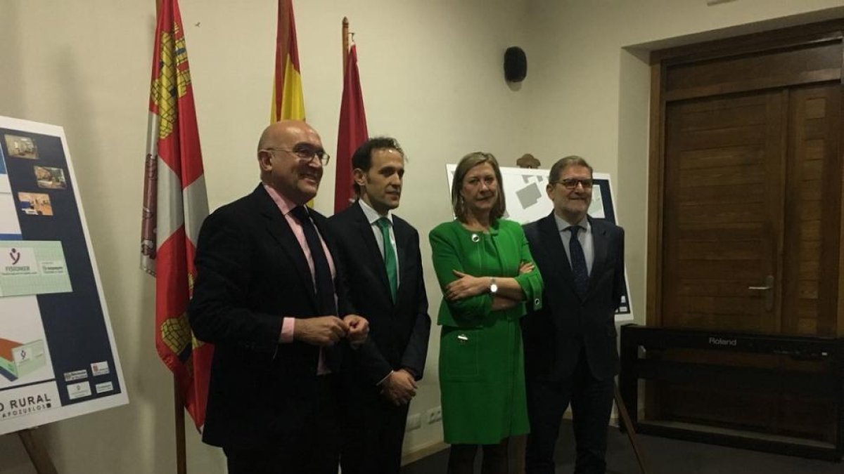Las autoridades, durante la presentación del proyecto.-EL MUNDO