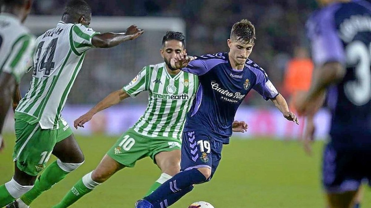 Toni inicia un contraataque en el partido disputado anoche.-PHOTO-DEPORTE