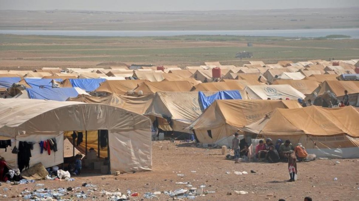 Desplazados sirios de Deir Ezzor, en un campamento a unos siete kilómetros de Arisha, en la provincia vecina de Hasakeh, el 13 de agost.-AFP / AYHAM AL-MOHAMMAD
