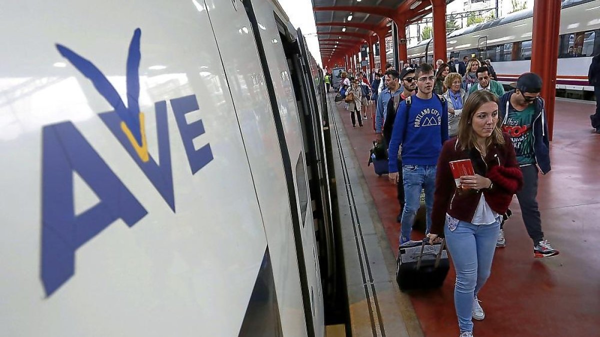 Pasajeros bajan del AVE en Chamartín.-EL MUNDO