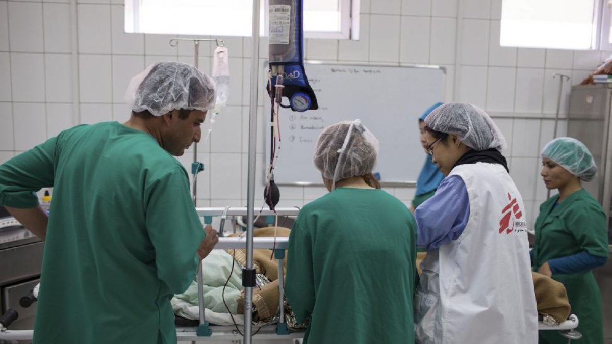 Médicos y enfermeros en un quirófano-E. M.