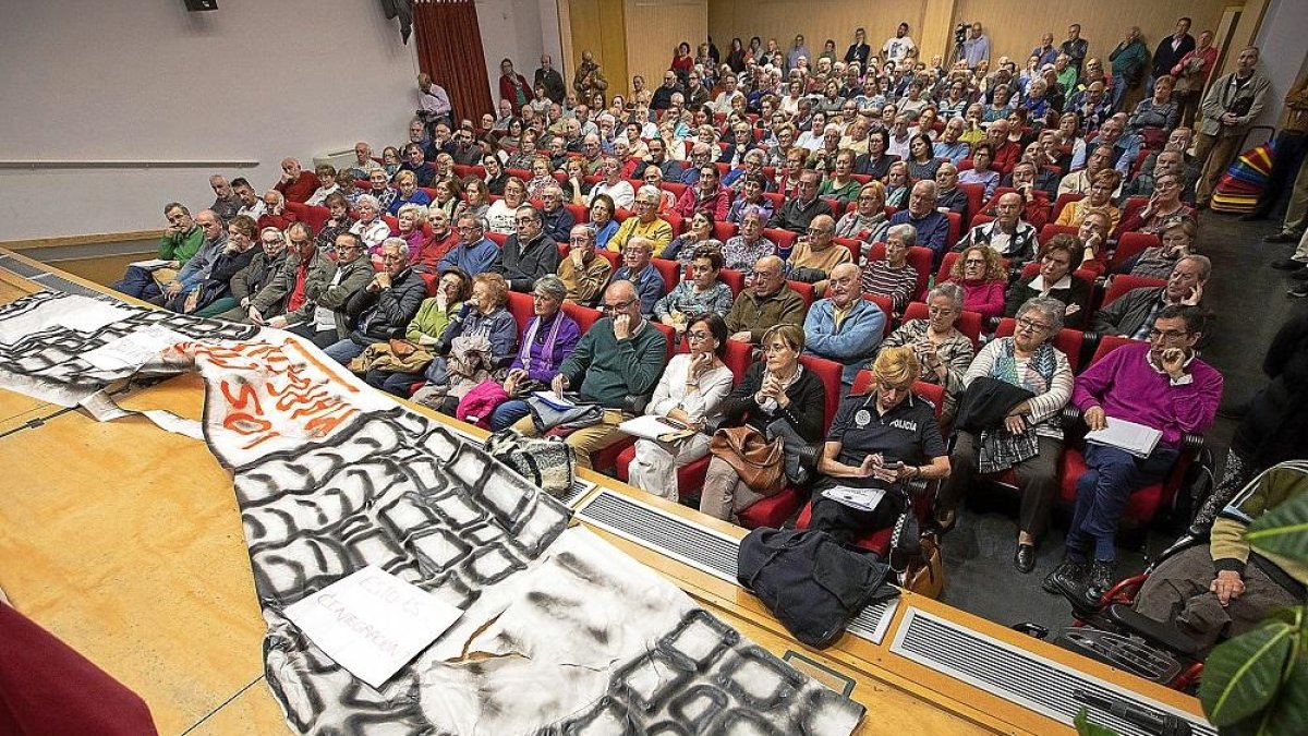 Pancarta desplegada por los vecinos durante la asamblea del barrio de La Pilarica.-J.M. LOSTAU