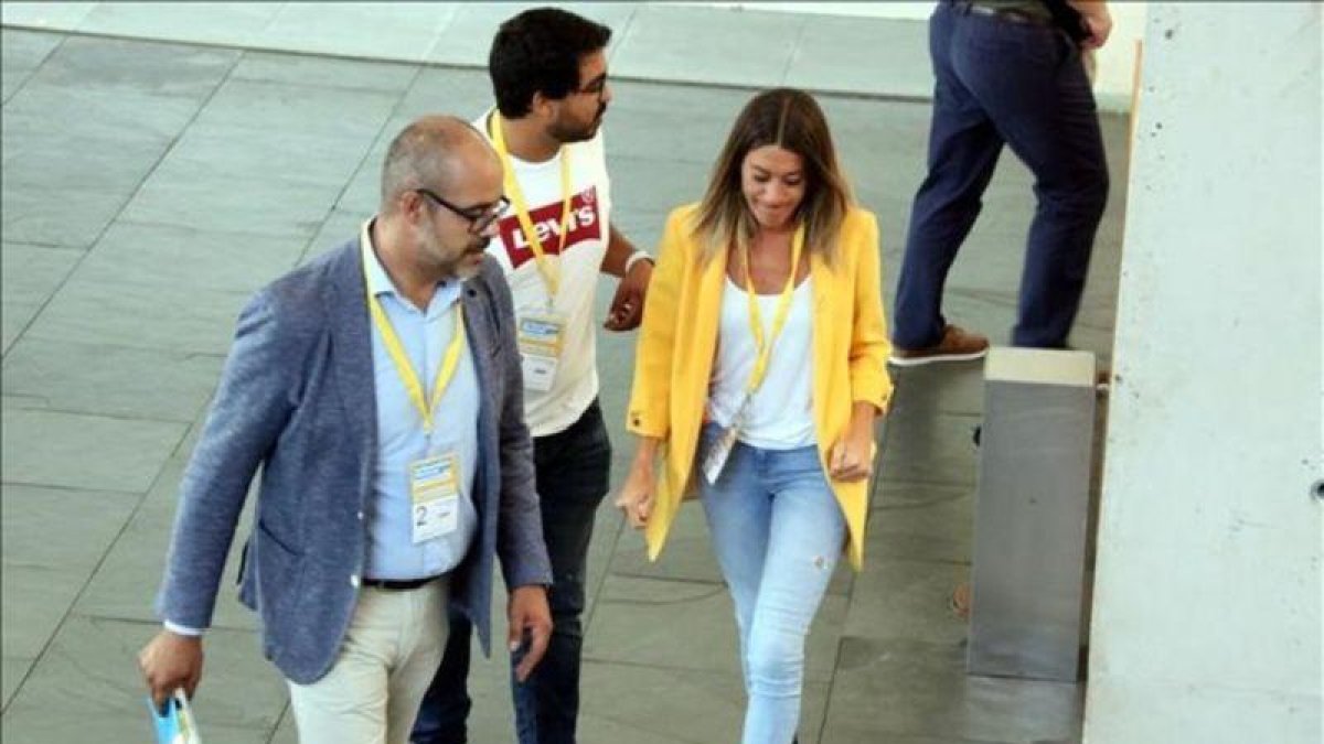La nueva vicepresidenta del PDECat, Miriam Nogueras, junto al conseller de Interior, Miquel Buch.-POL SOLA