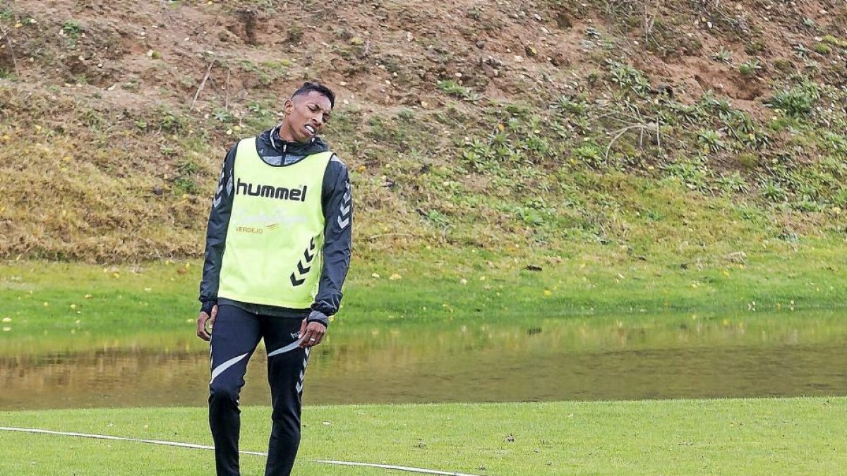 El extremo colombiano Johan Mojica se lamenta durante el entrenamiento.-Miguel Ángel Santos