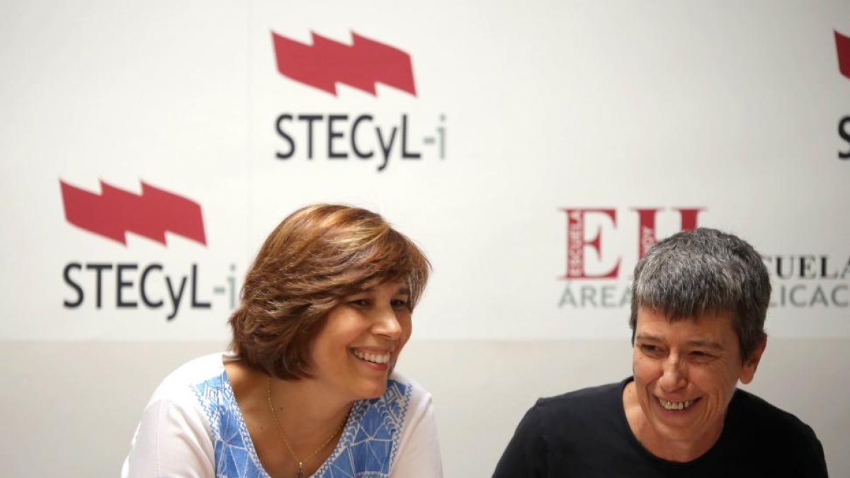 La portavoz de STECyL, Cristina Fulconis y la responsable de Acción Sindical, María José Reviejo, analizan y valoran el curso escolar 2017-2018 y proponen reivindicaciones ante el nuevo curso escolar.-ICAL