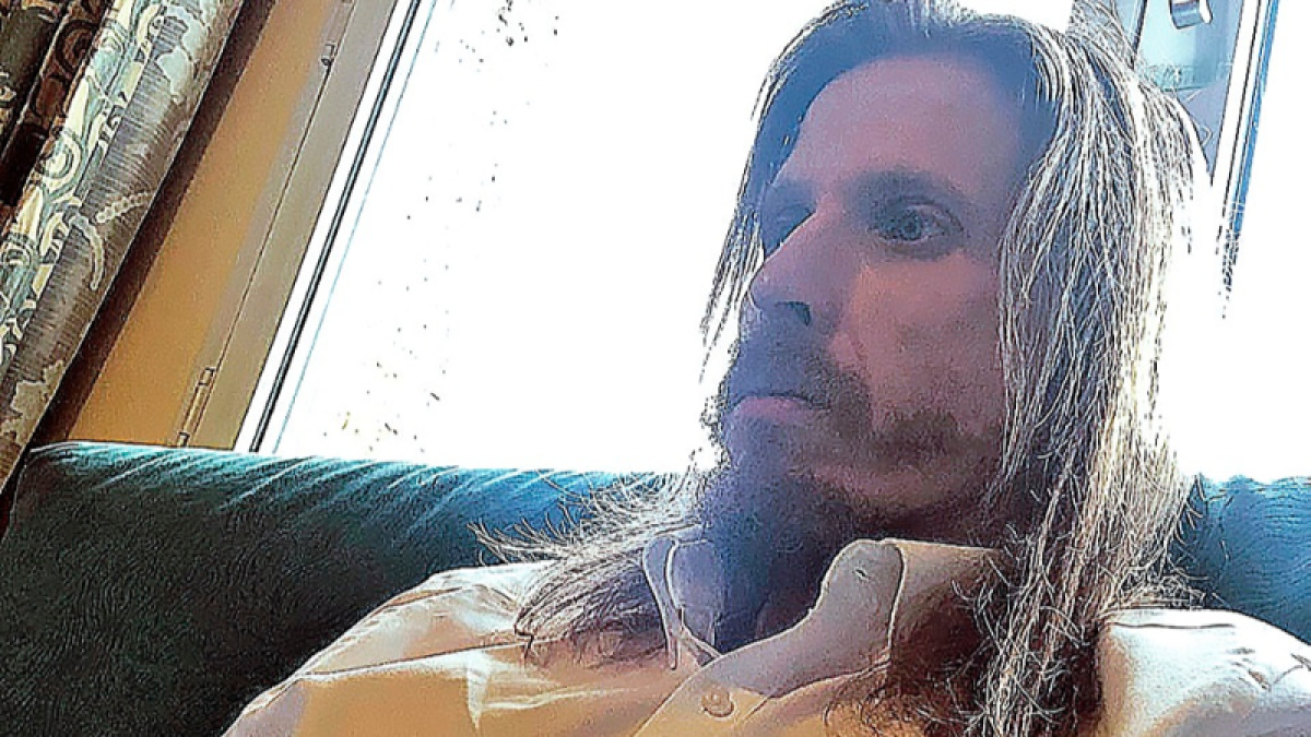 Pablo Fernández, en su casa de León donde pasa el confinamiento.- E. M.
