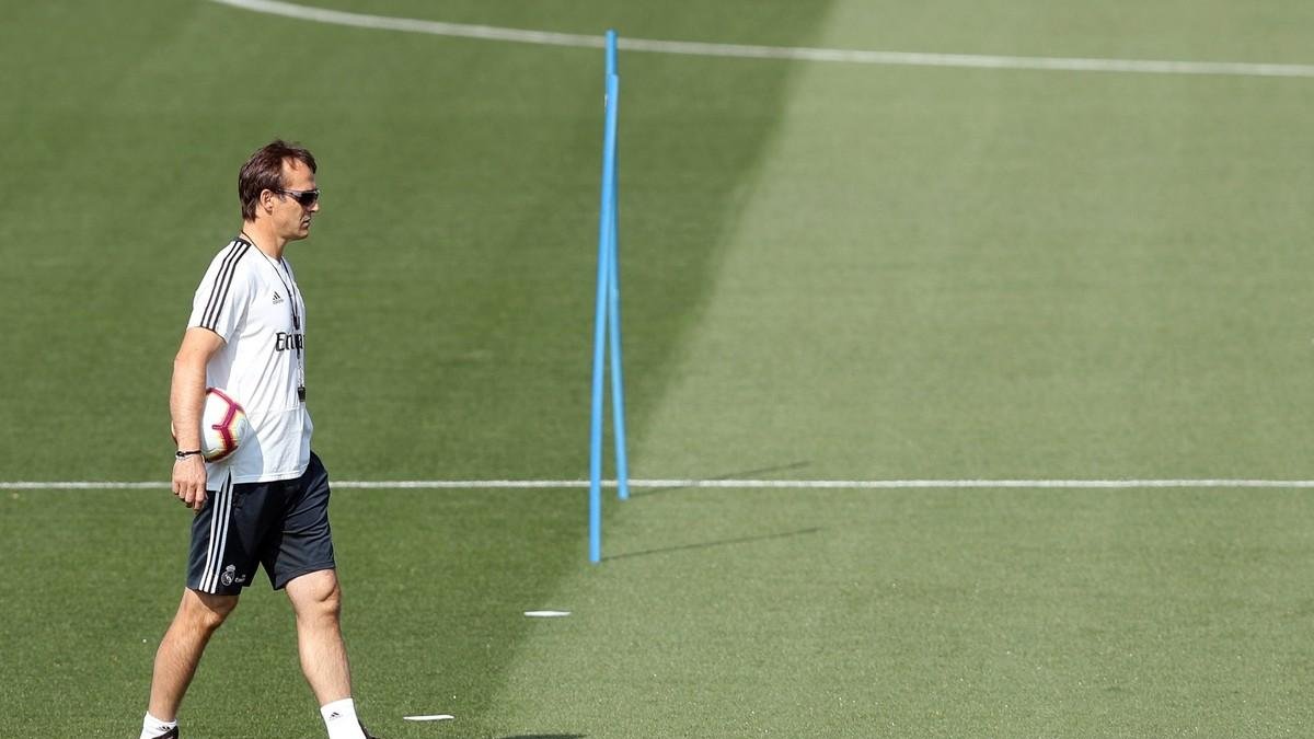 Julen Lopetegui pensativo, en el entrenamiento de este sábado del Real Madrid.-EFE