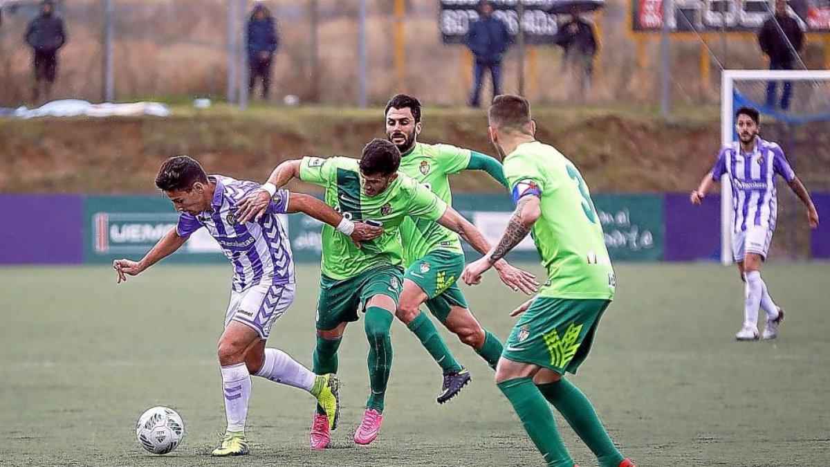 David Mayoral, rodeado de tres contrarios durante la carrera previa al primer gol del partido.-J.C.CASTILLO