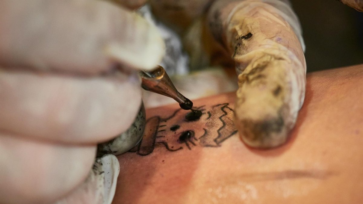 Una mujer se realiza un tatuaje. Foto de archivo. - Eduardo Sanz / Europa Press - Archivo