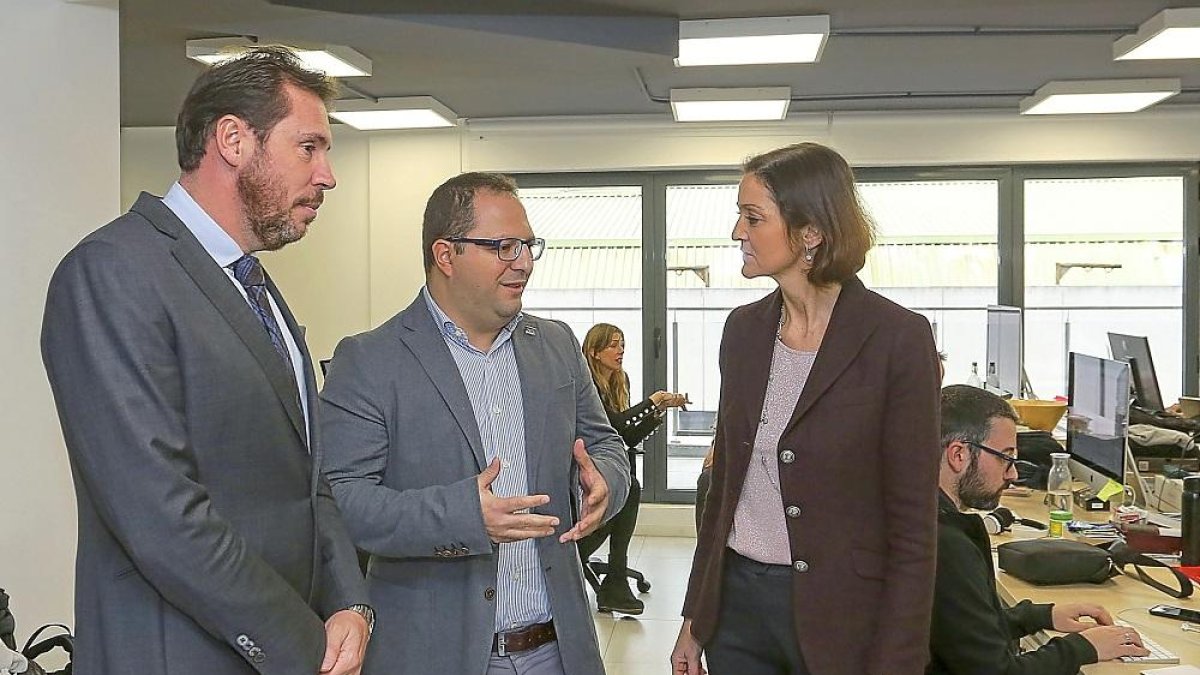 Óscar Puente, Roberto Delgado y la ministra Reyes Maroto en la sede de Mobile Lean.-MIGUEL ÁNGEL SANTOS /PHOTOGENIC