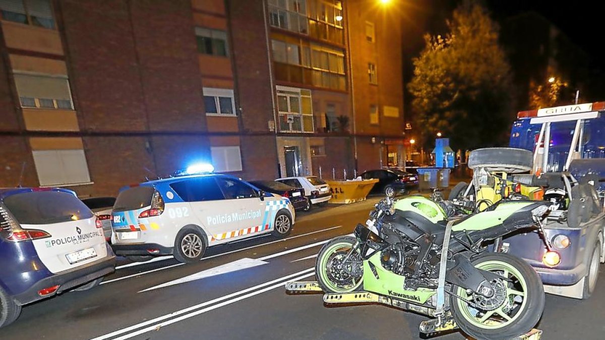 La grúa retira la moto implicada en el atropello de Madre de Dios.-J. M. LOSTAU