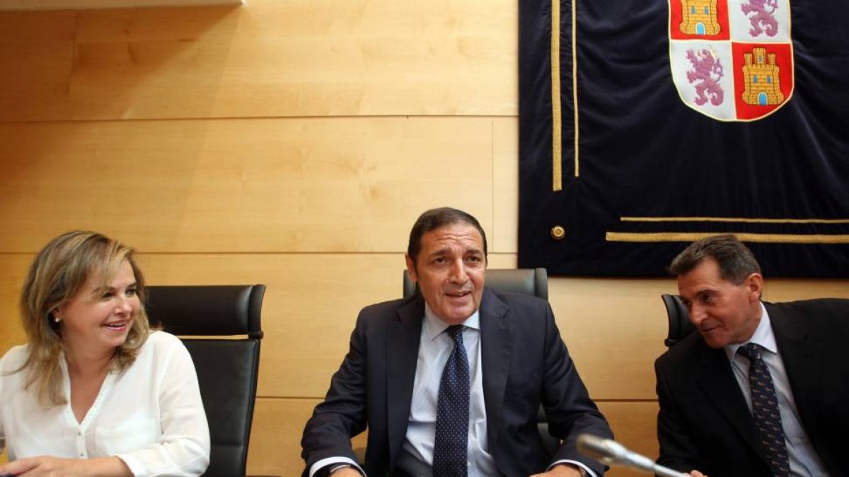 Comparecencia del consejero de Sanidad, Antonio Sáez, en las Cortes para hablar del ébola-Ical