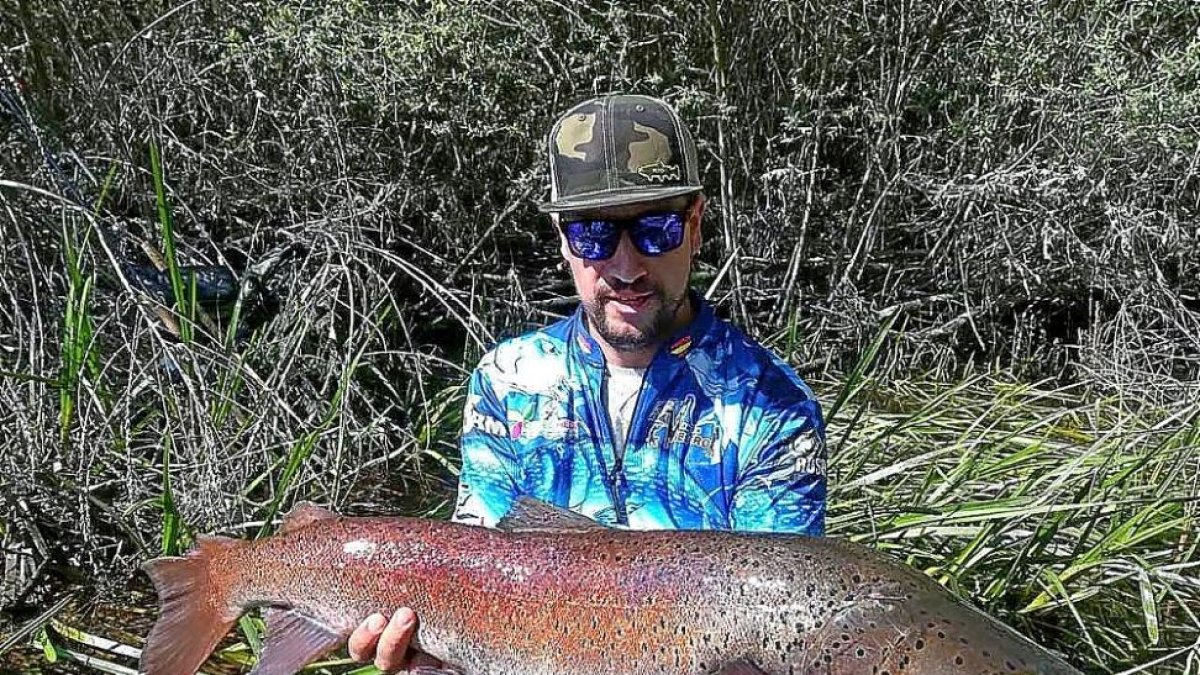 Un aficionado con un magnífico hucho pescado a cucharilla el pasado 1 de mayo.-L. FUENTE