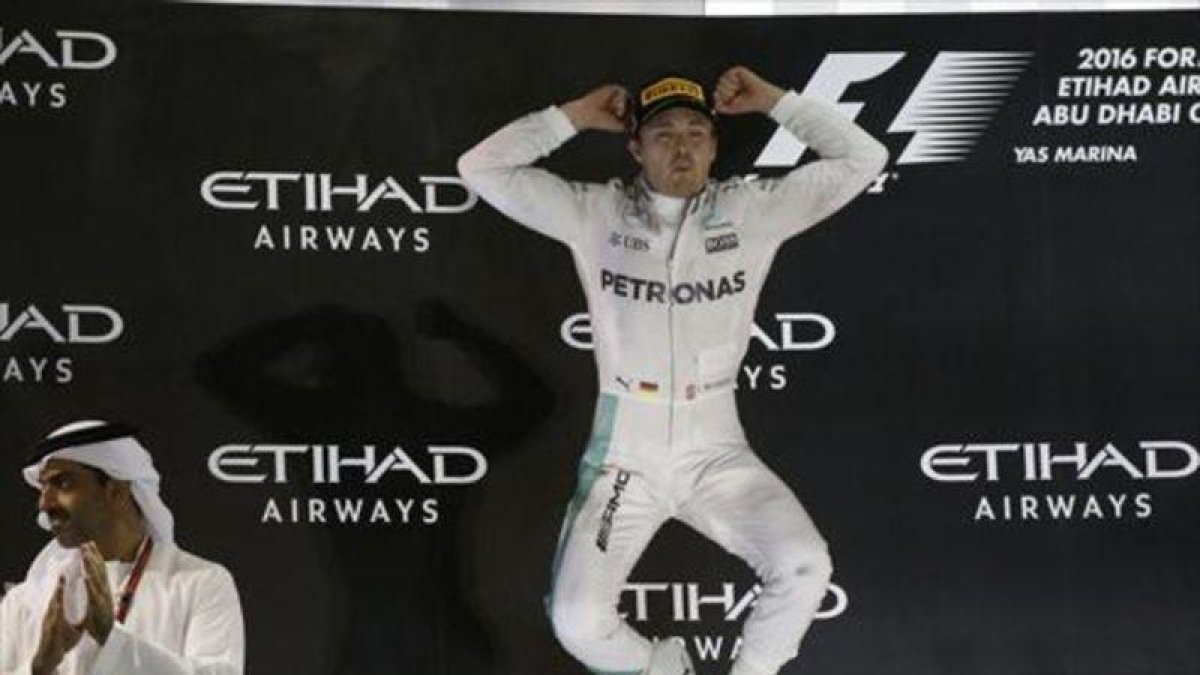 Rosberg salta de alegría en el podio tras ganar el Mundial.-AP / LUCA BRUNO