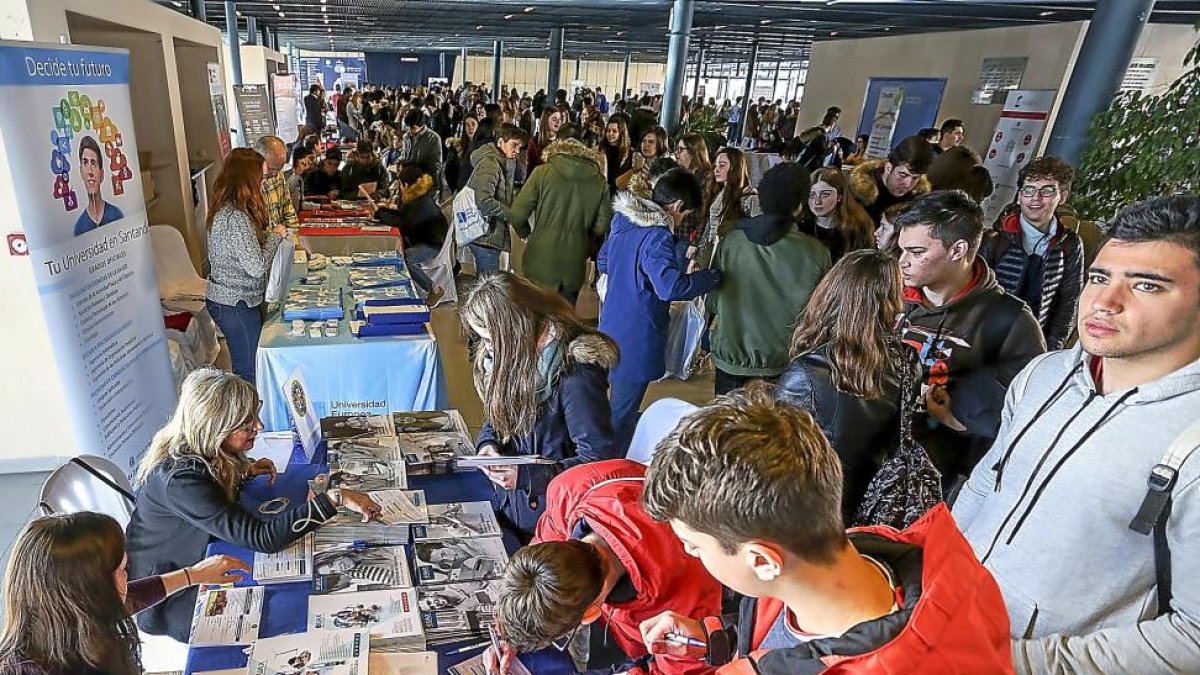 Asistentes al Salón de Orientación Universitaria en el ‘hall’ de la Feria de Valladolid.-MIGUEL ÁNGEL SANTOS
