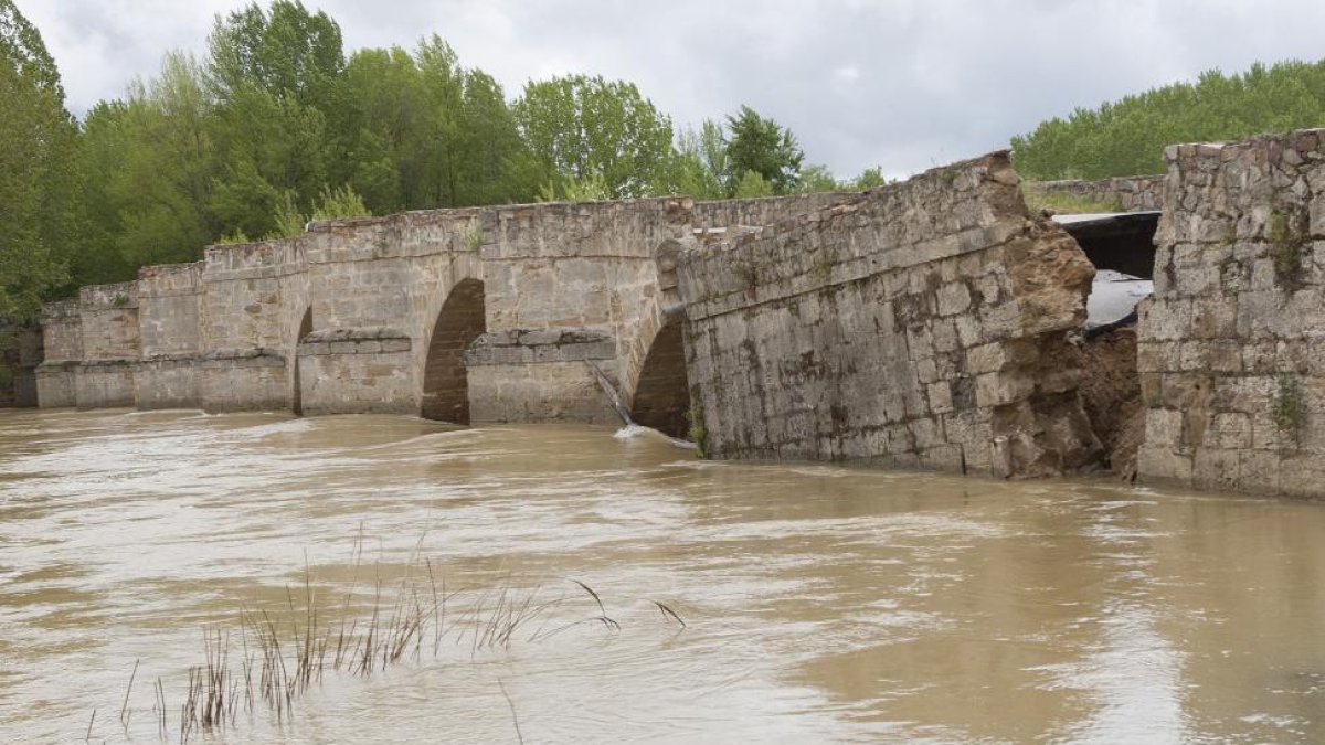 Tramo de puente sobre el río esla caido como consecuencia del temporal de lluvia-ICAL