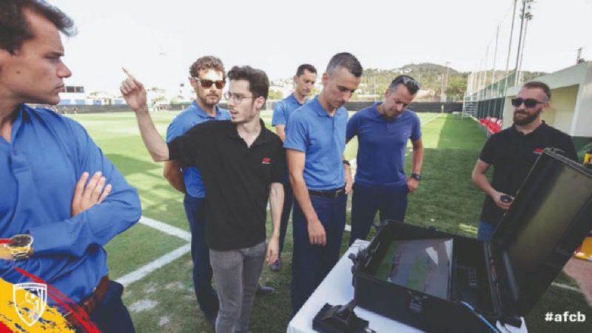 El Bournemouth mostró en sus redes sociales la implantación del VAR en el amistoso ante el Sevilla.-TWITTER
