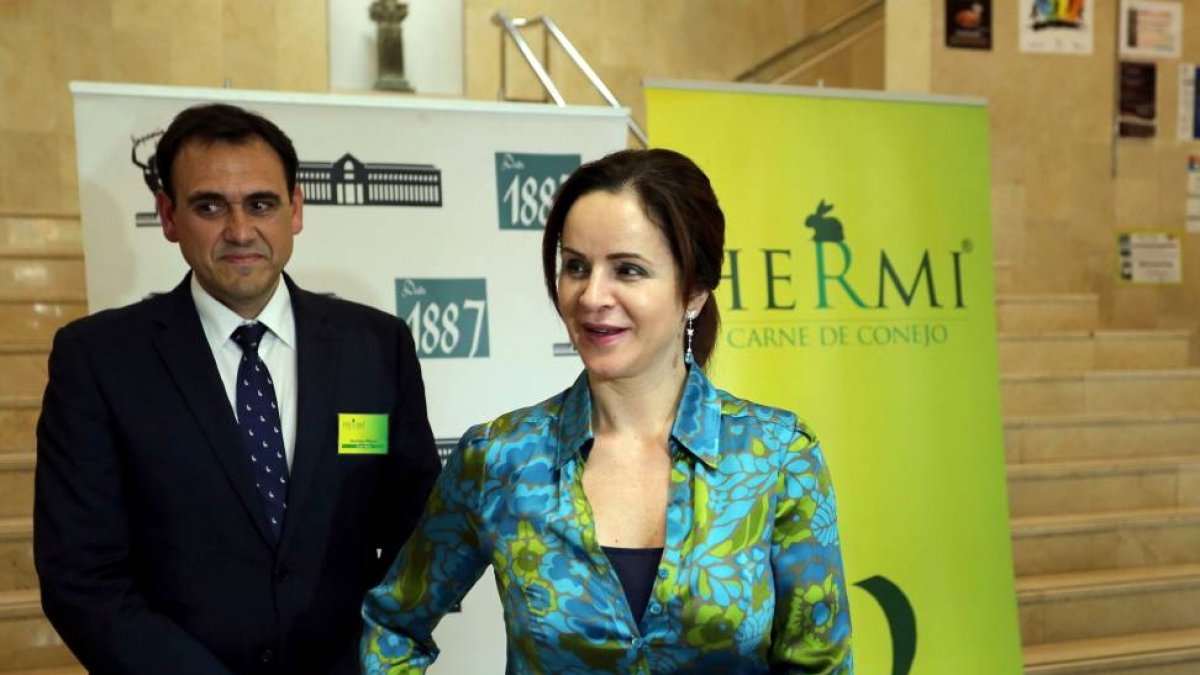 La consejera de Agricultura, Silvia Clemente, y el director general del Grupo Hermi, Santiago Miguel, clausuran las II jornadas de formación de integrados del sector cunícola, del Grupo Hermi-ICAL