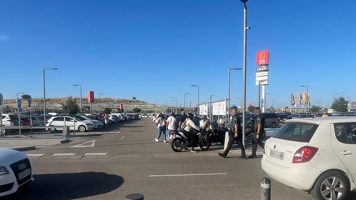La Guardia Civil patrulla Río Shopping ante la masiva afluencia de público. E.M.