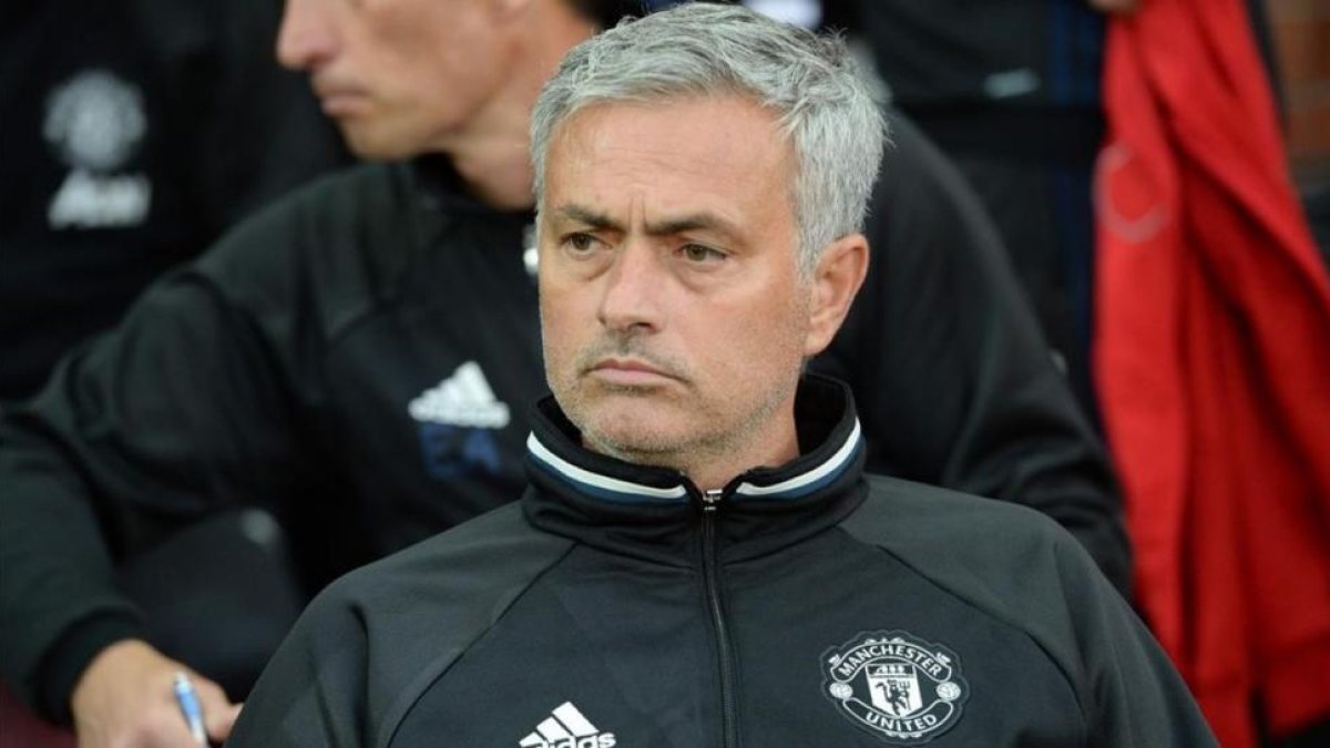 José Mourinho, en el banquillo de Old Trafford, el pasado miércoles.-AFP / OLI SCARFF