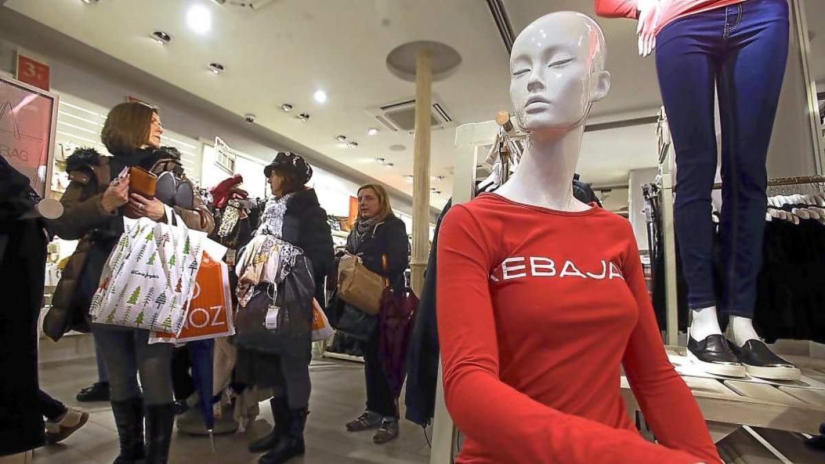 Promoción de la campaña de rebajas en una de las tiendas de Valladolid.-ICAL