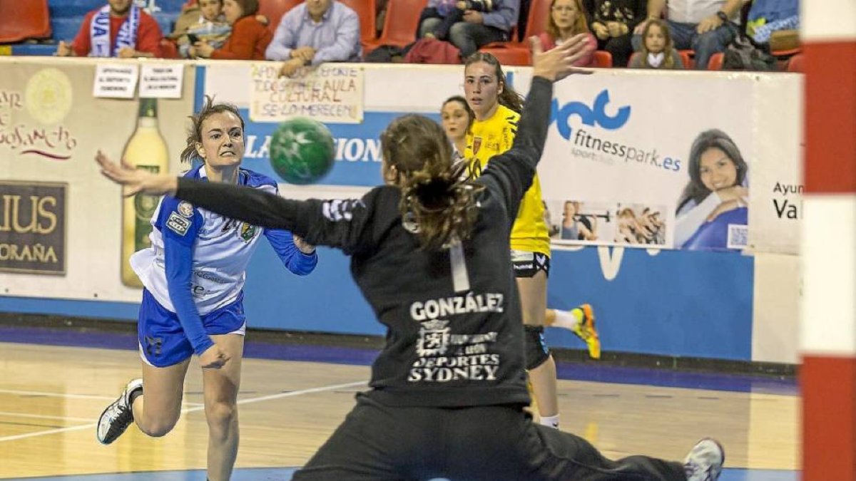 Teresa Álvarez se cuela entre líneas para lanzar sin oposición ante la portera del Cleba León, Cristina González-M. Á. SANTOS