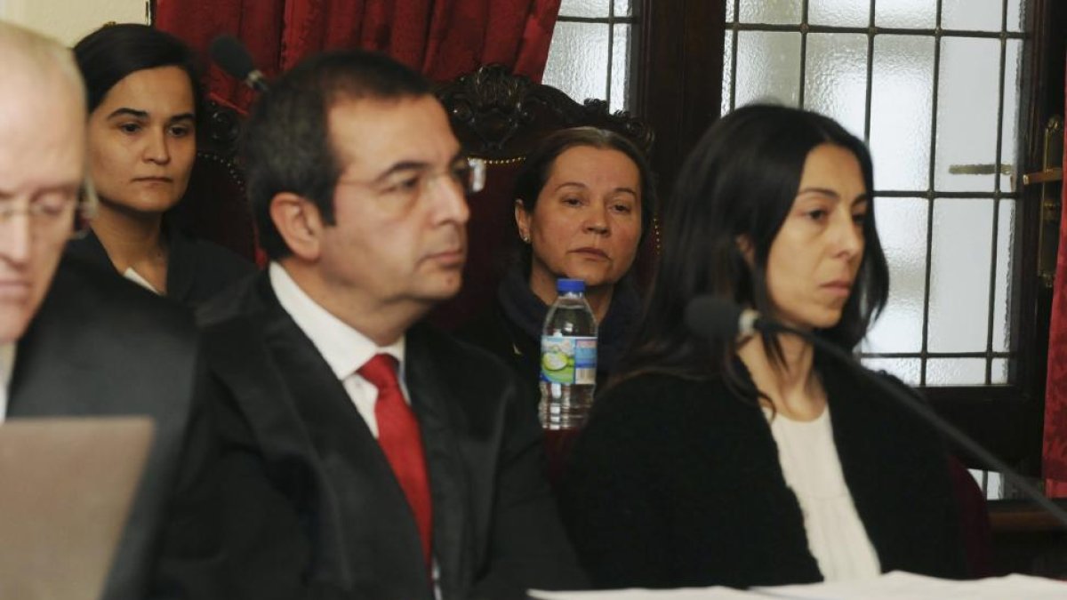 Las tres acusadas durante la última sesión de la vista del jucio celebrada hoy en la Audiencia Provincial de León.-ICAL