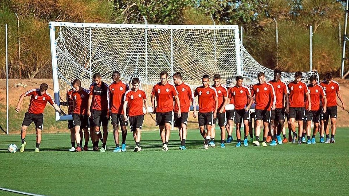La plantilla traslada una portería, en el entrenamiento de ayer.-RVCF