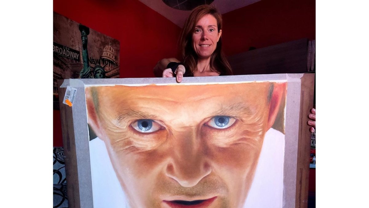 Laura Serrano con el cuadro de Anthony Hopkins. / E. M.