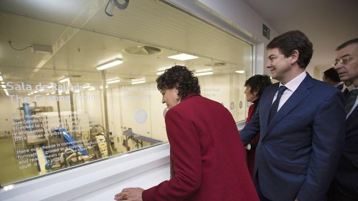 La ministra Magdalena Valerio y el presidente de la Junta, Alfonso Fernández Mañueco, en la nueva Ornau.-ICAL