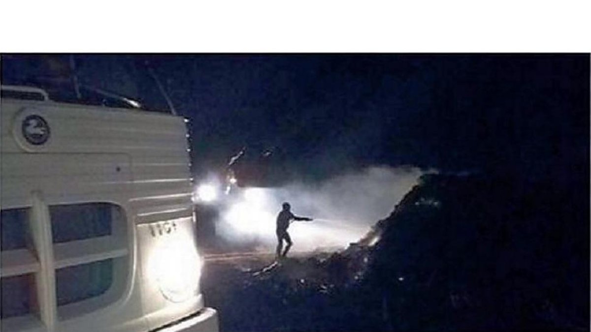 Los bomberos trabajan para extinguir el incendio ocasionado en Nava del Rey.-E. M.