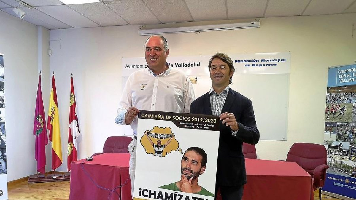 El directivo Fernando Pérez y el presidente Santi Toca en la presentación.-E. M.